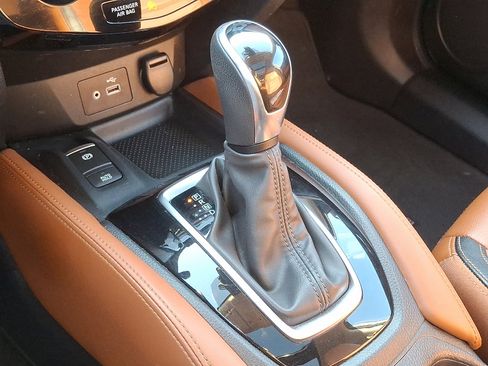 Used 2019 Nissan Rogue SL w/ Premium Package image 17