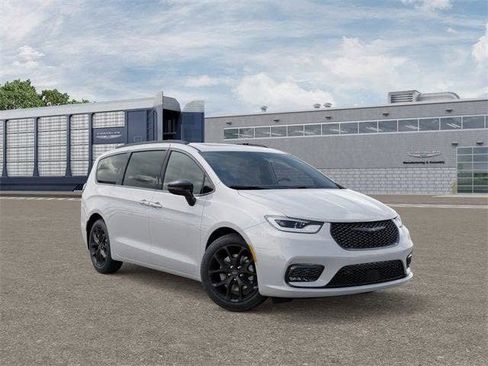 New 2026 Chrysler Pacifica Limited w/ Uconnect Theater Family Group image 5