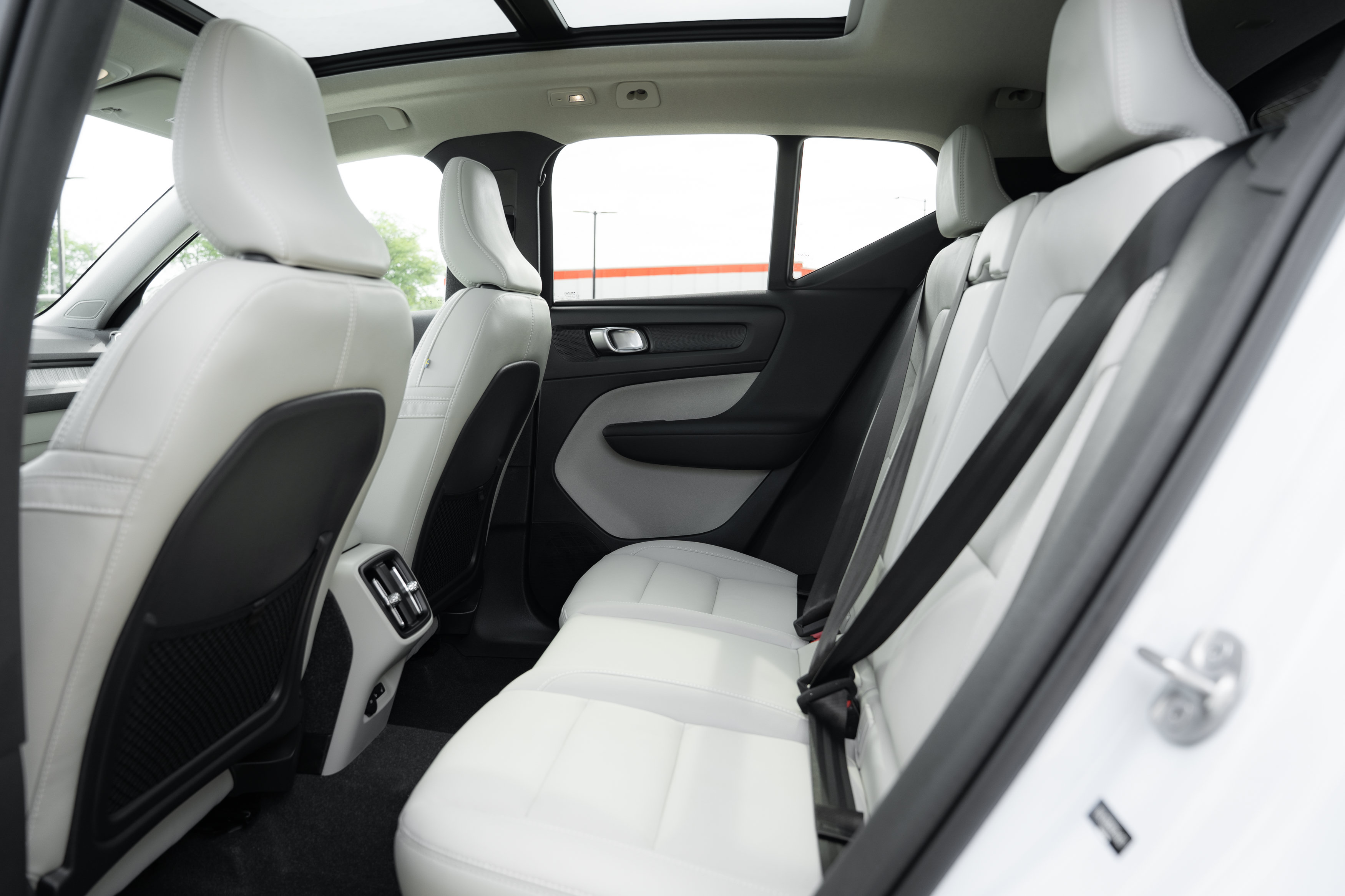 Used 2024 Volvo XC40 B5 Plus w/ Protection Package Premier AWD/4WD image 20