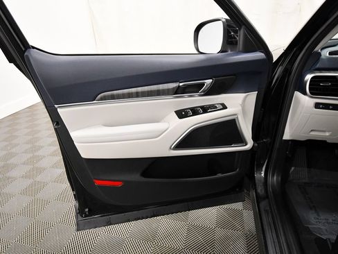 Certified 2025 Kia Telluride EX w/ EX Captain's Chair Package AWD/4WD image 13