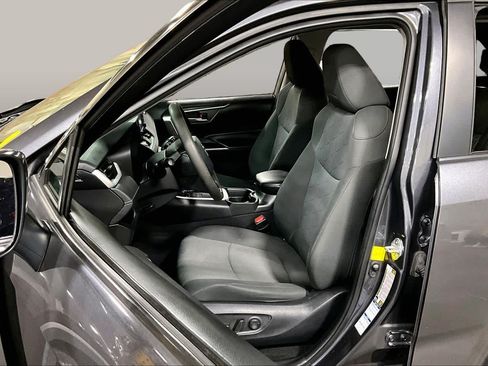 Used 2021 Toyota RAV4 XLE AWD/4WD image 8