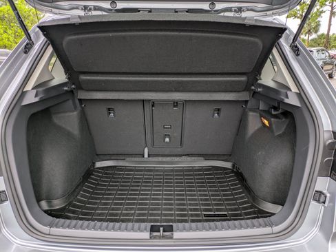 Used 2023 Volkswagen Taos SE w/ Panoramic Sunroof Package FWD image 10