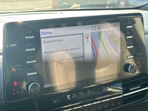 Used 2023 Toyota Sienna Limited image 25