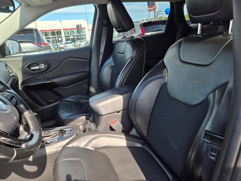 Used 2019 Jeep Cherokee Latitude Plus AWD/4WD image 9