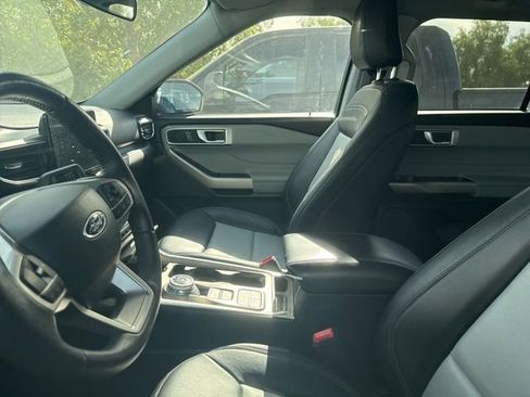 Used 2023 Ford Explorer XLT w/ Equipment Group 202A image 6