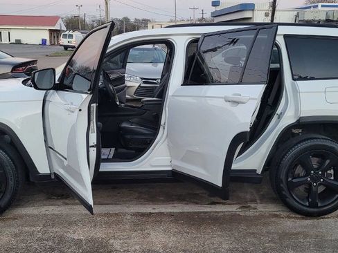 Used 2023 Jeep Grand Cherokee L Limited w/ Black Appearance Package image 20