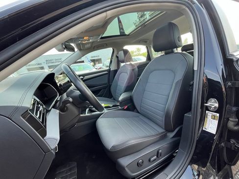 Used 2025 Volkswagen Jetta SE FWD image 10