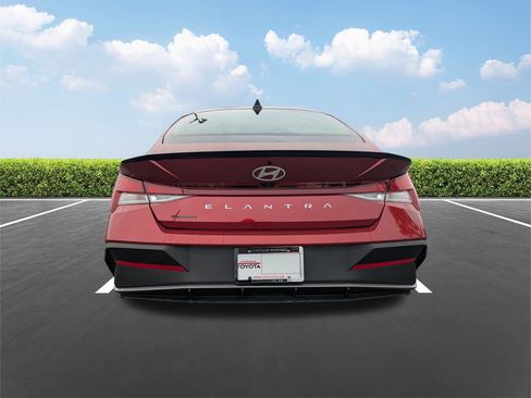 Used 2025 Hyundai Elantra Sport image 5