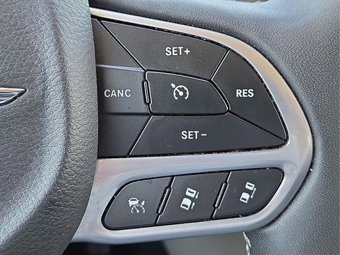 Used 2024 Chrysler Pacifica Touring-L image 18