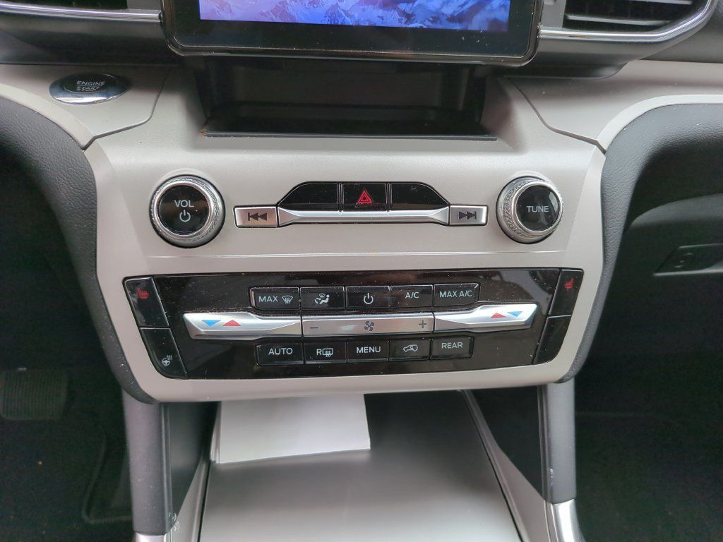 Used 2023 Ford Explorer XLT w/ Equipment Group 202A RWD image 23