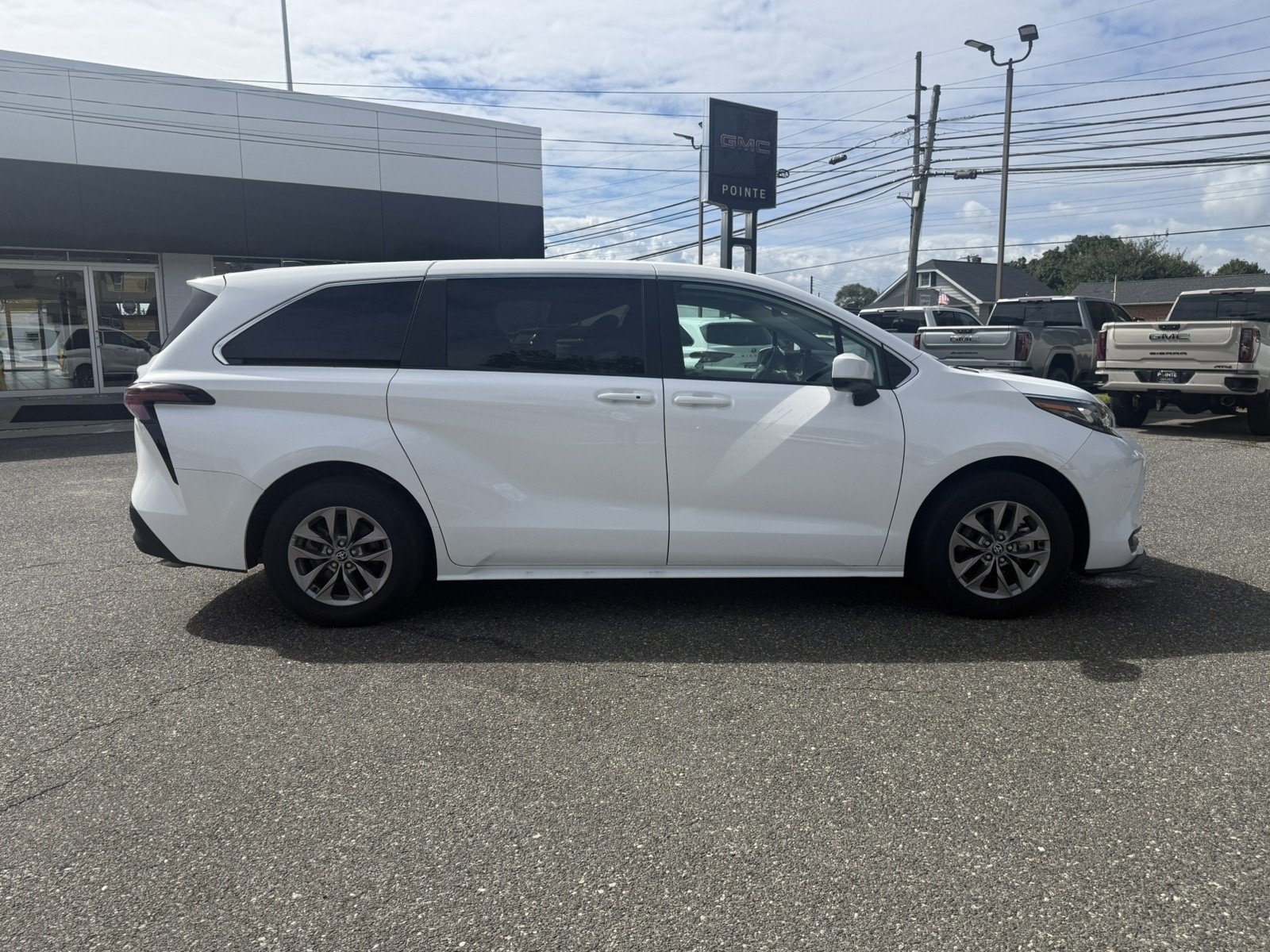 Used 2025 Toyota Sienna LE FWD image 2