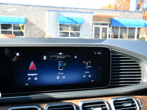 Used 2025 Mercedes-Benz GLS 450 4MATIC image 18