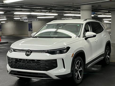 New 2025 Volkswagen Tiguan SE image 3