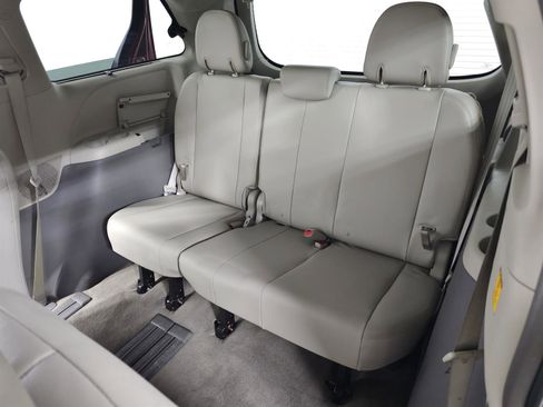 Used 2012 Toyota Sienna XLE FWD image 25