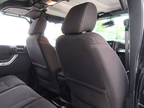 Used 2015 Jeep Wrangler Unlimited Rubicon w/ Max Tow Package image 29