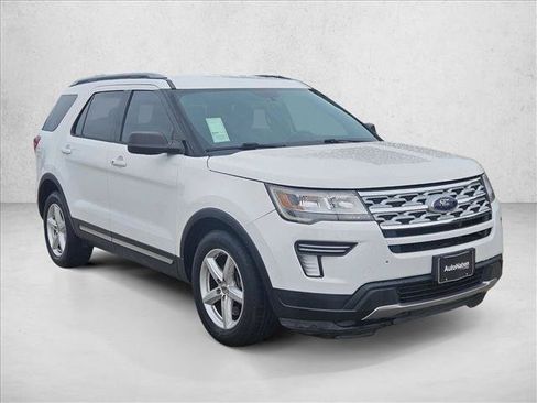 Used 2018 Ford Explorer XLT FWD image 3