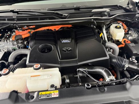 Used 2025 Toyota Sequoia SR5 AWD/4WD image 32