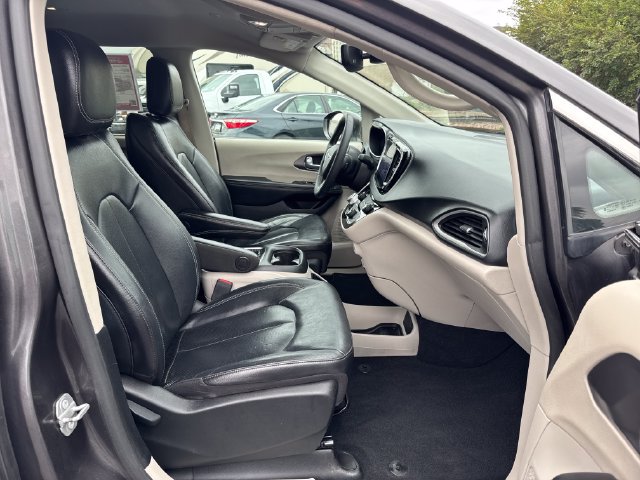 Used 2022 Chrysler Pacifica Touring-L FWD image 28