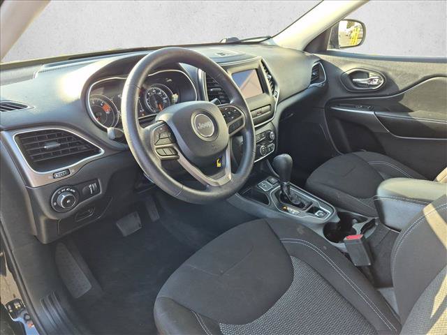 Used 2019 Jeep Cherokee Latitude w/ Popular Appearance Group FWD image 10