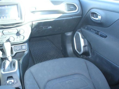 Used 2018 Jeep Renegade Latitude w/ Cold Weather Group image 17