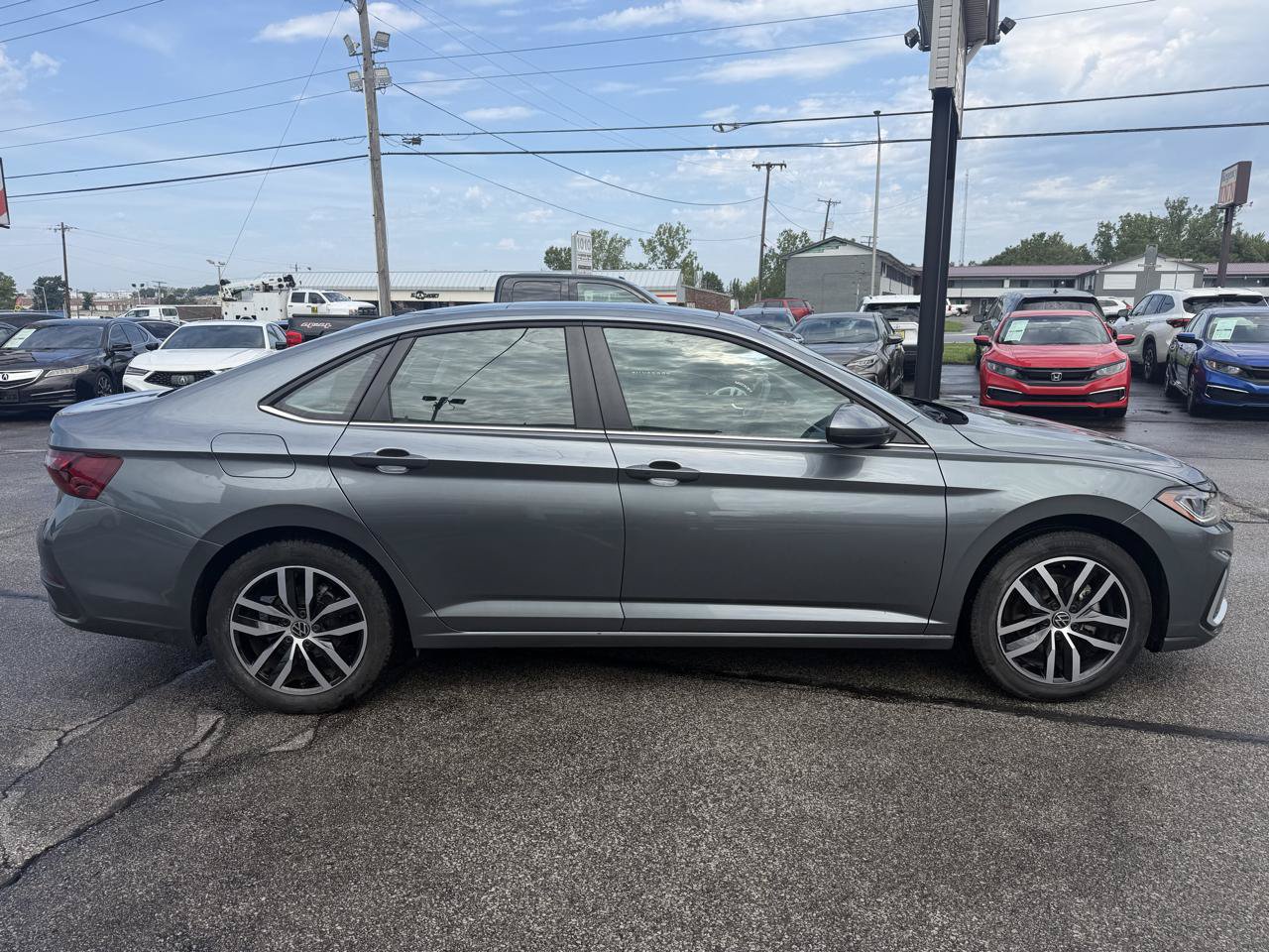 Used 2025 Volkswagen Jetta SE FWD image 5