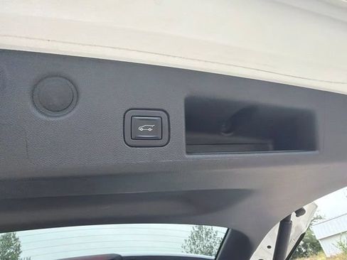 Used 2022 Chevrolet Equinox Premier FWD image 12