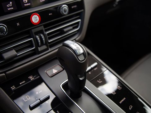 Certified 2026 Porsche Macan AWD/4WD image 22