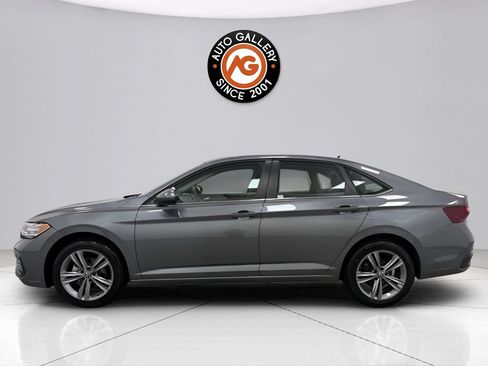 Used 2024 Volkswagen Jetta SE FWD image 4