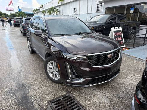Used 2021 Cadillac XT6 Luxury FWD image 2