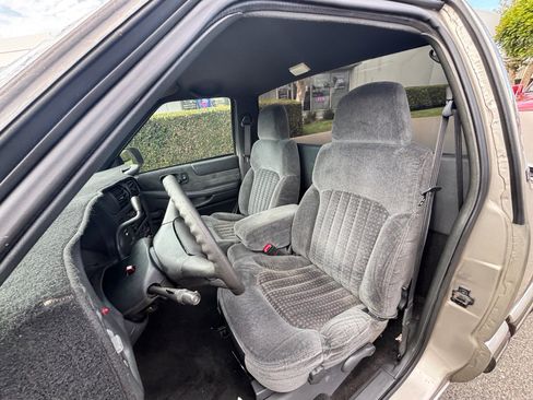 Used 2001 Chevrolet S10 Pickup LS w/ Preferred Equipment Group RWD image 7