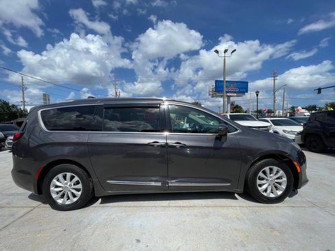 Used 2018 Chrysler Pacifica Touring-L FWD image 3