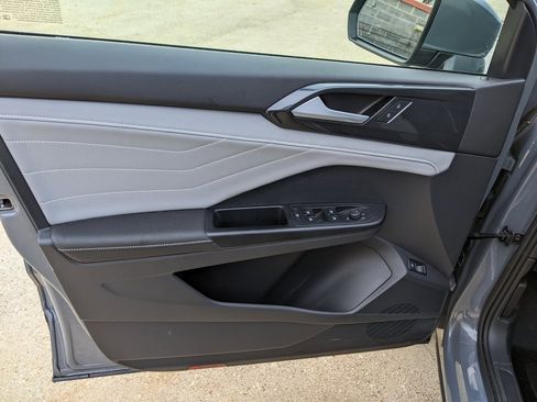 Used 2024 Volkswagen Taos SEL image 9