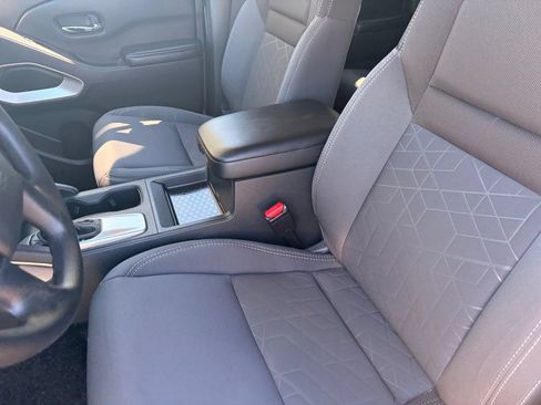 Certified 2025 Nissan Frontier SV RWD image 20