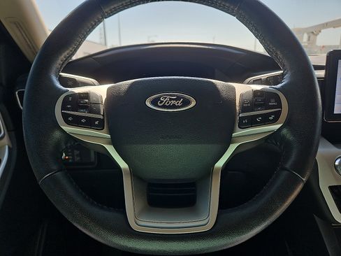 Used 2021 Ford Explorer XLT w/ Equipment Group 202A AWD/4WD image 19