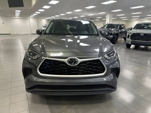 Used 2023 Toyota Highlander L FWD image 2