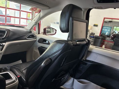 Used 2018 Chrysler Pacifica Touring-L Plus FWD image 17