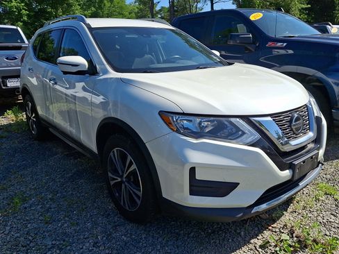 Used 2019 Nissan Rogue SV w/ Premium Package AWD/4WD image 3