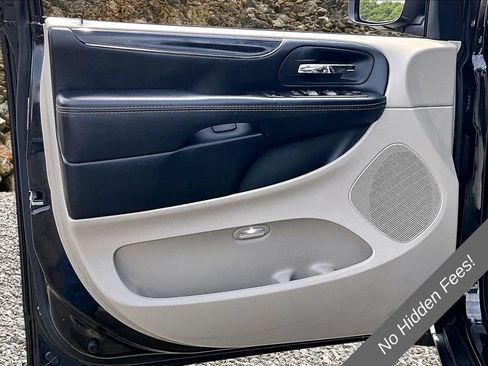 Used 2019 Dodge Grand Caravan SXT FWD image 19