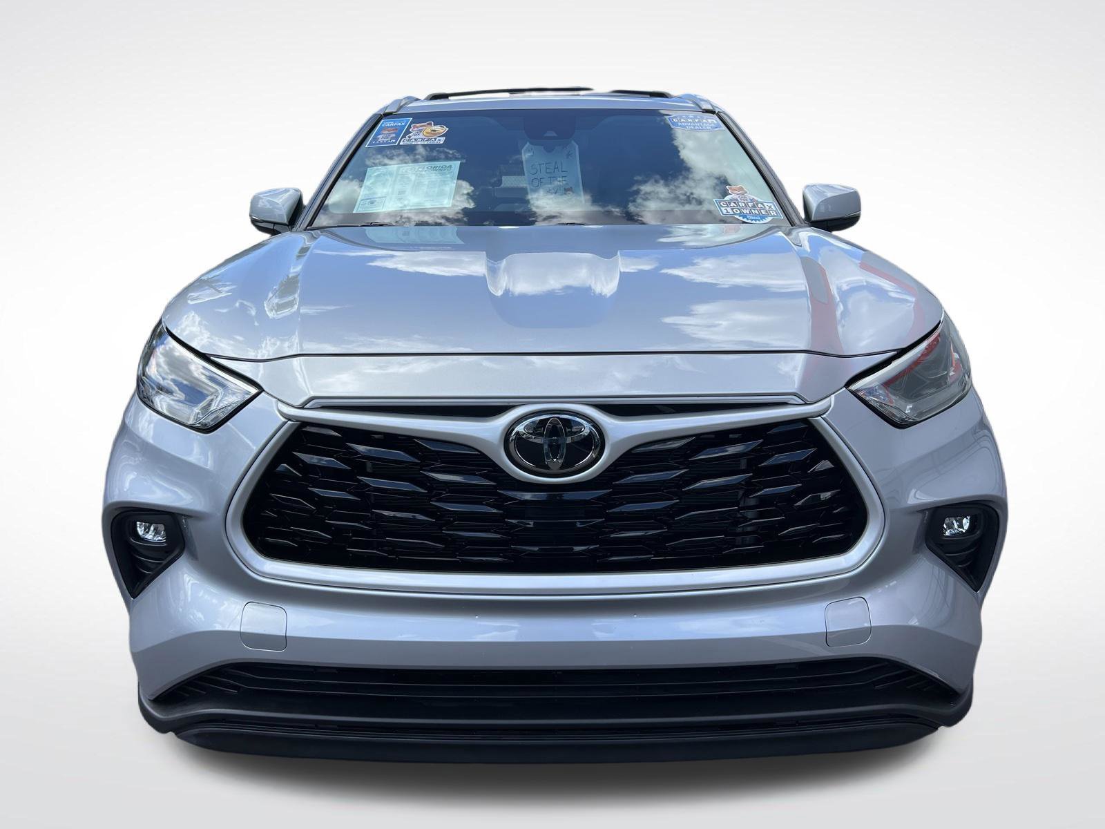 Used 2023 Toyota Highlander XLE FWD image 2