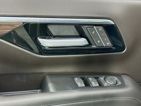 Used 2025 Chevrolet Tahoe Z71 w/ Z71 Off-Road Package AWD/4WD image 18