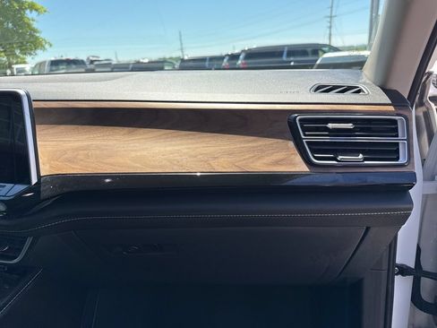 Used 2025 Volkswagen Atlas SE AWD/4WD image 15