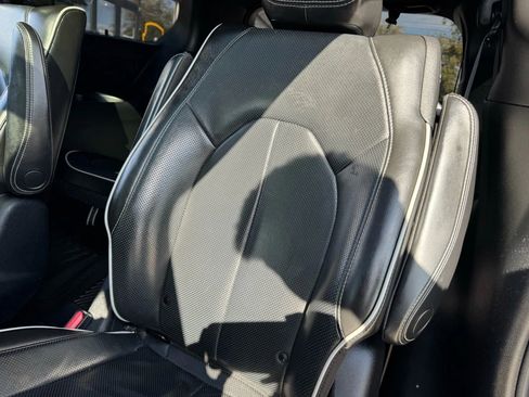 Used 2019 Chrysler Pacifica Limited w/ Advanced Safetytec Group image 32