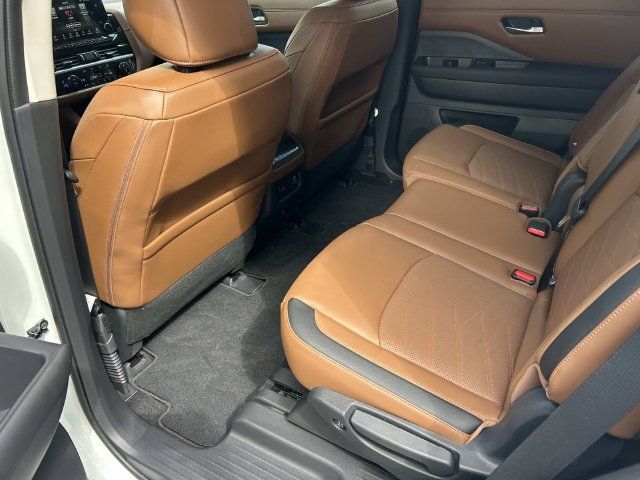 Used 2024 Nissan Pathfinder Platinum w/ Cargo Package AWD/4WD image 17