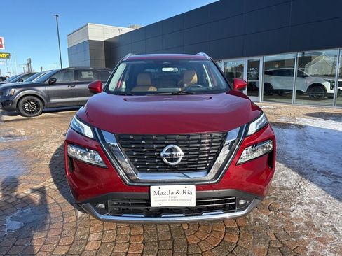 Used 2021 Nissan Rogue Platinum image 2