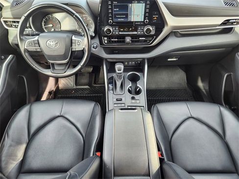 Used 2022 Toyota Highlander XLE image 10