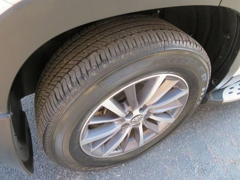 Used 2019 Toyota Highlander XLE image 11