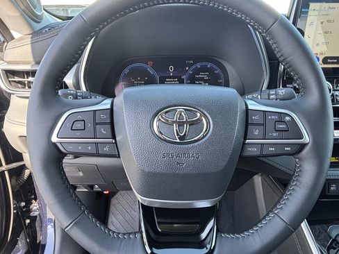 Used 2026 Toyota Highlander Platinum AWD/4WD image 25