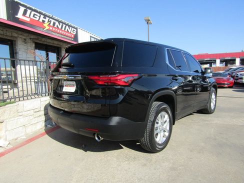 Used 2023 Chevrolet Traverse LS image 4