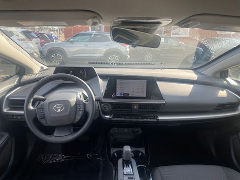 Used 2025 Toyota Prius LE image 32