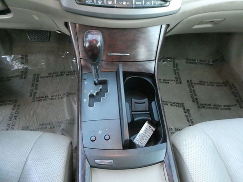 Used 2011 Toyota Avalon Limited image 25